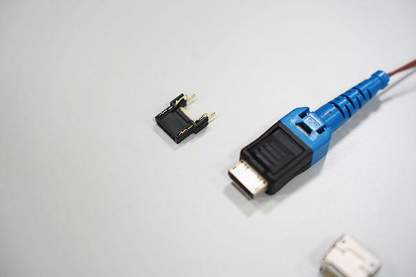 An image of an optical fiber connector and a USB connector.