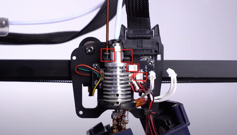 Four red circles highlight the four screws that need to be loosened to remove the heat sink.